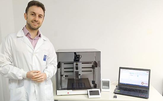 El emprendedor español Álvaro Goyanes, con su impresora 3D de fármacos. Foto: Innovadores