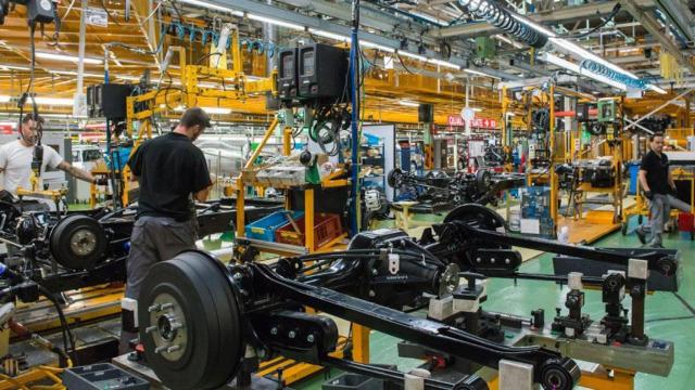 Trabajadores en la fábrica de Nissan en Zona Franca