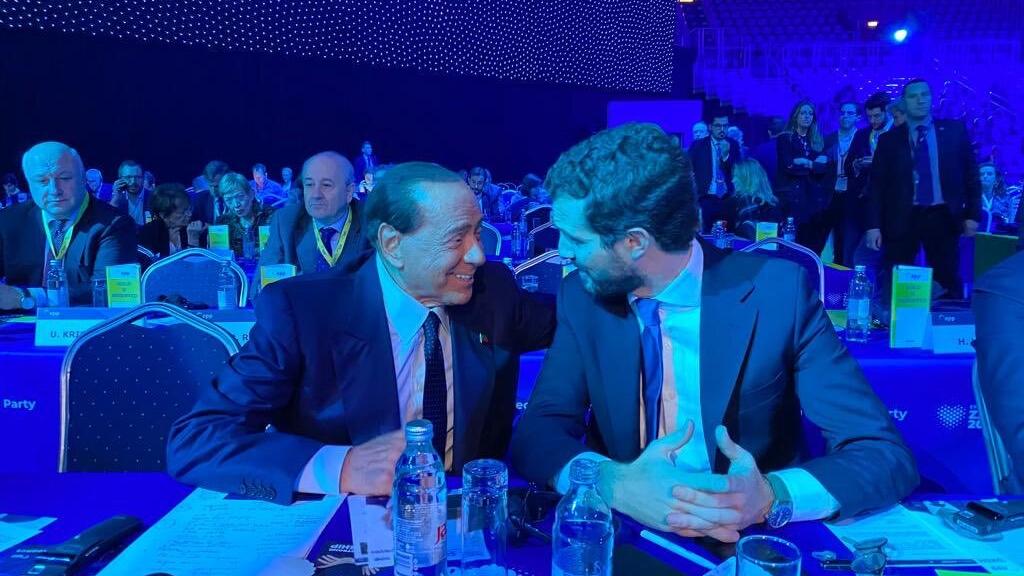 Silvio Berlusconi y Pablo Casado en el Congreso del PPE en Zagreb.