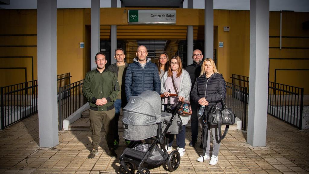 Vecinos del Polígono San Pablo (Sevilla), posando en la puerta del Centro de Salud tras lograr el restablecimiento del servicio.