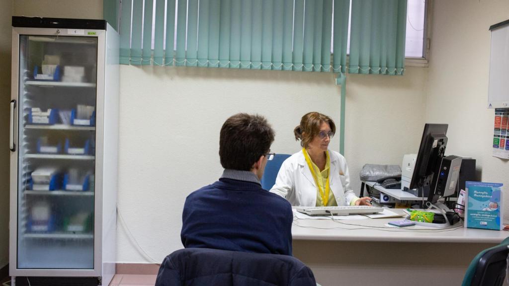 María Luisa, 63 años. Se puede jubilar en un año porque tiene más de 35 años trabajados. Lleva desde 1985 de pediatra.