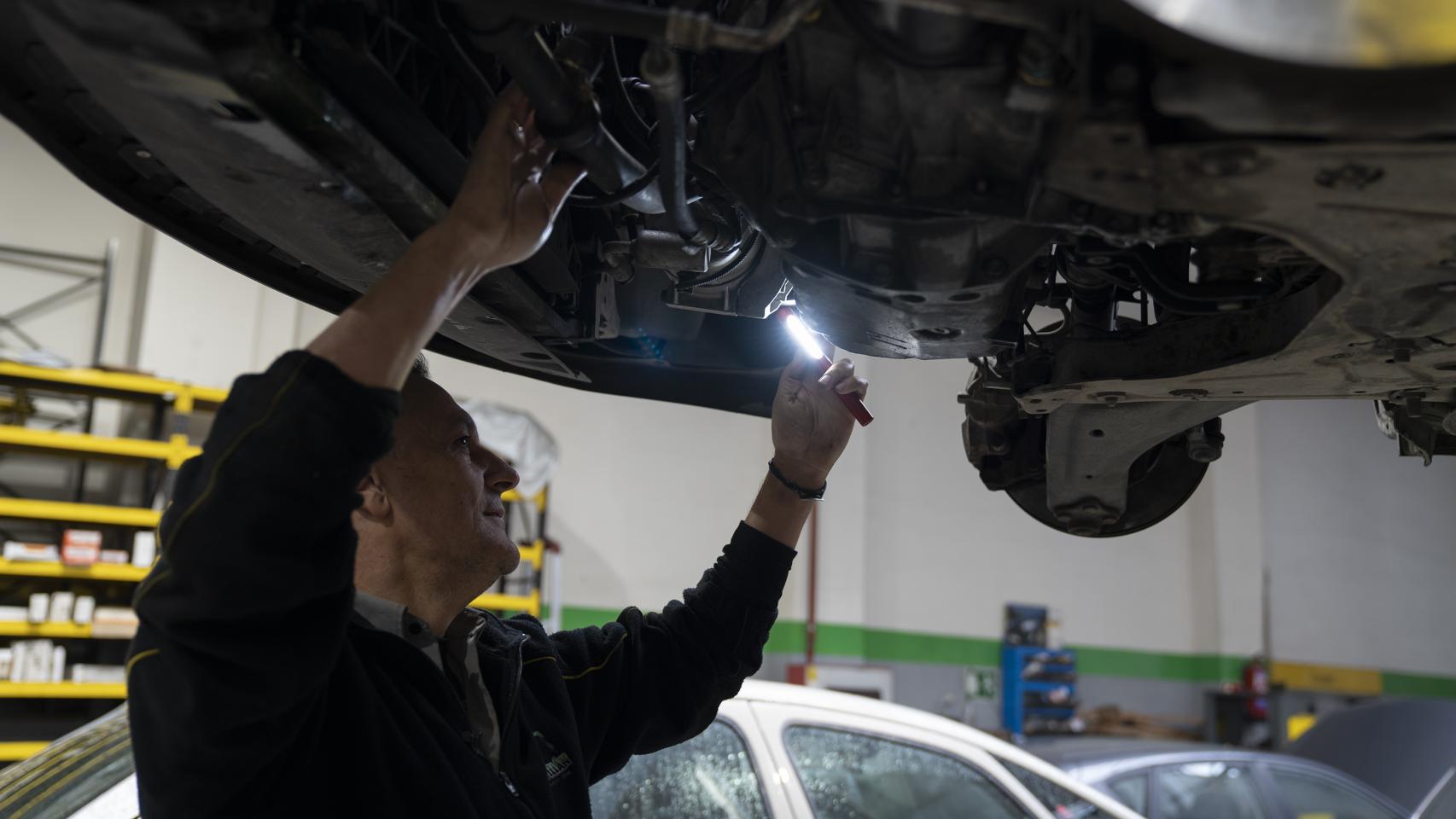 José María revisa si el motor pierde aceite.