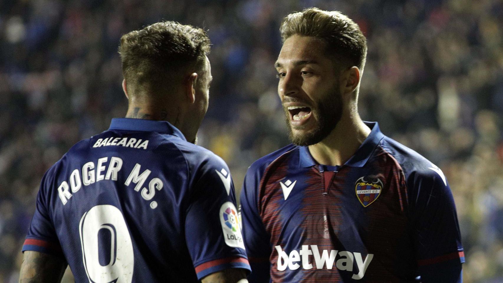 Roger Martí y Rochina celebran uno de los goles del partido