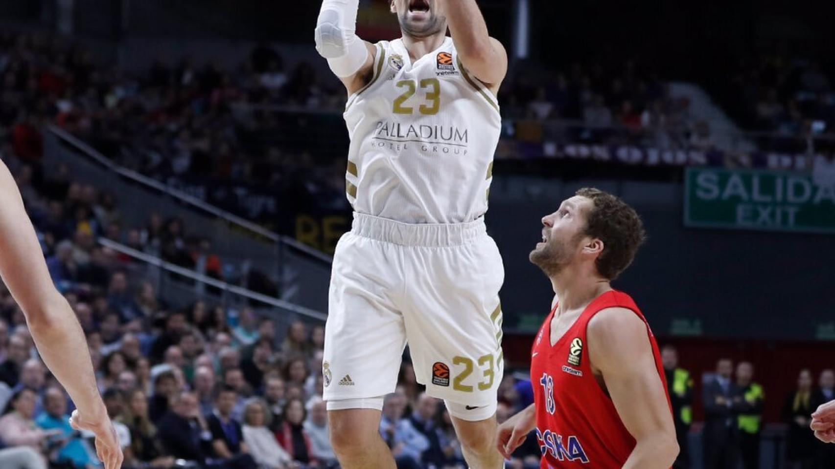 Llull lanzando a canasta durante el duelo entre CSKA y Real Madrid en Euroliga