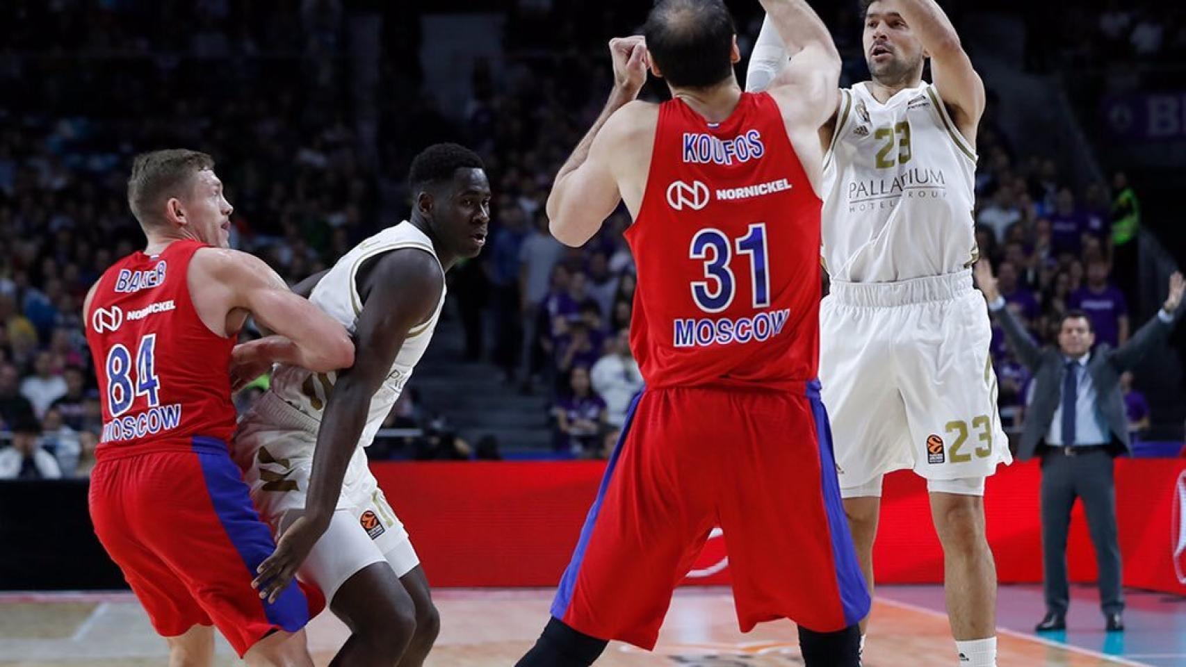 Llull lanza a canasta durante el duelo entre CSKA y Real Madrid en Euroliga