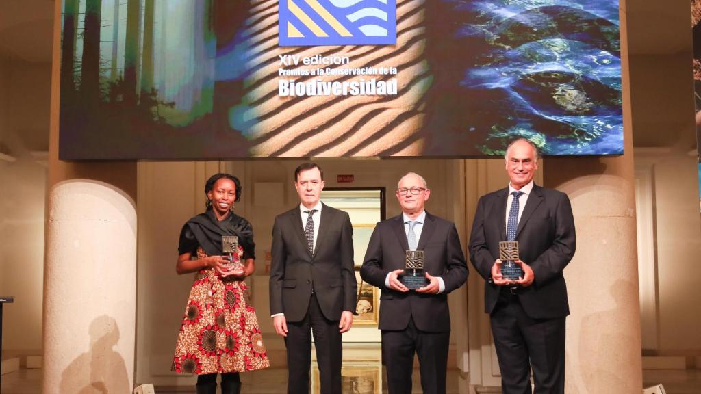 Alice Macharia, vicepresidenta del Insituto Jane Goodall, Rafael Pardo, director de la Fundación BBVA, Roberto Hartasánchez, presidente de FAPAS, y Joaquín Gutiérrez Acha.