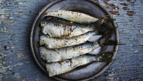 Un plato con pescado azul, una de las principales fuentes de omega 3.