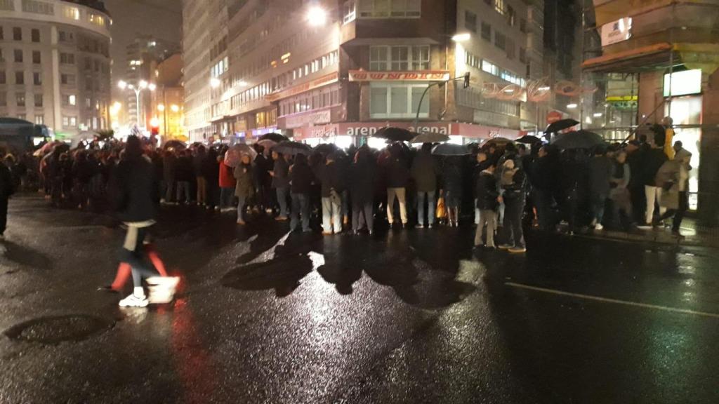 Estamos hasta los huevos: la afición del Dépor se planta en la Plaza de Pontevedra