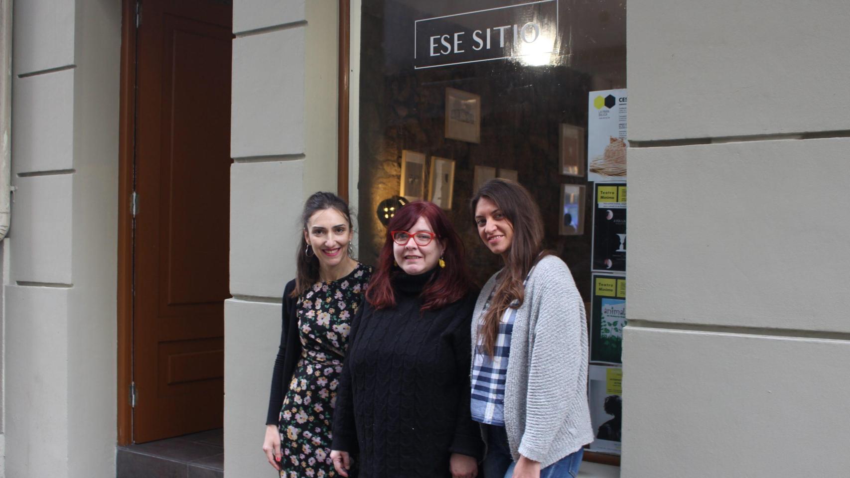 De izquierda a derecha, Carmen, Mónica y Marta a las puertas de Ese Sitio