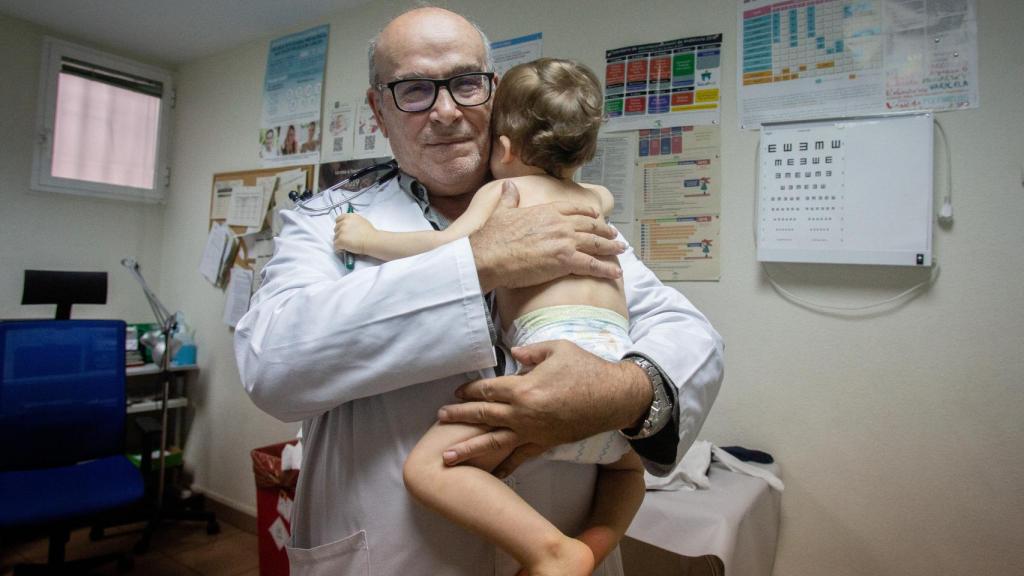 El pediatra Juan Ruiz-Canela atendiendo a un paciente en su centro de salud.