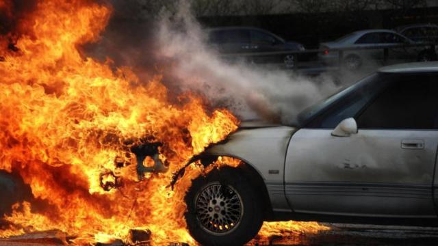 Manuel consiguió salir ileso del coche, pero el anillo se quedó en el maletero.