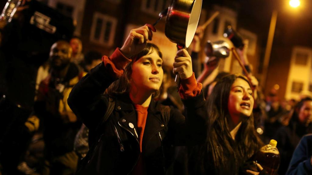 Una mujer participa en una cacerolada en Bogotá.