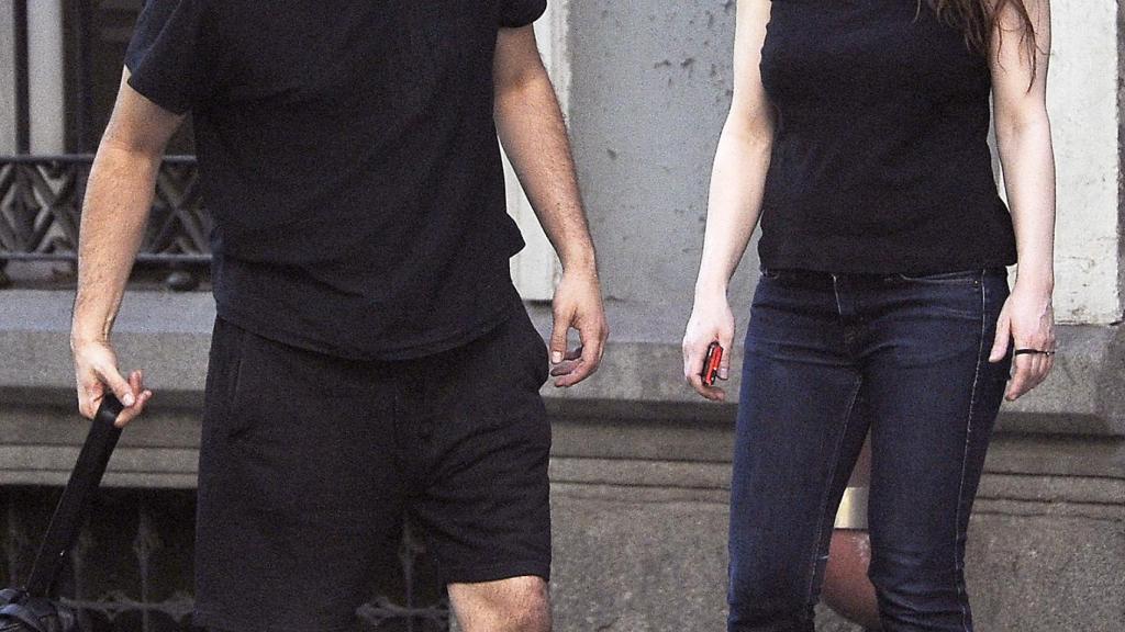 Liberto Rabal y Adriana Davidova paseando por las calles de Madrid.