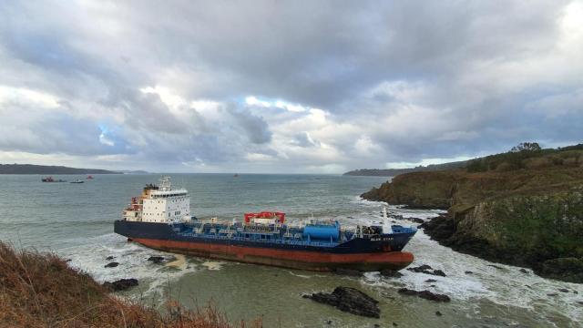 El buque  'Blue Star' encallado en la costa.