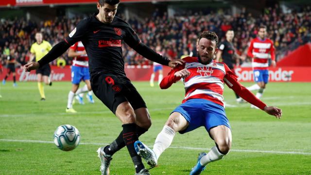 Morata, en un momento del partido entre el Granada y el Atlético de Madrid