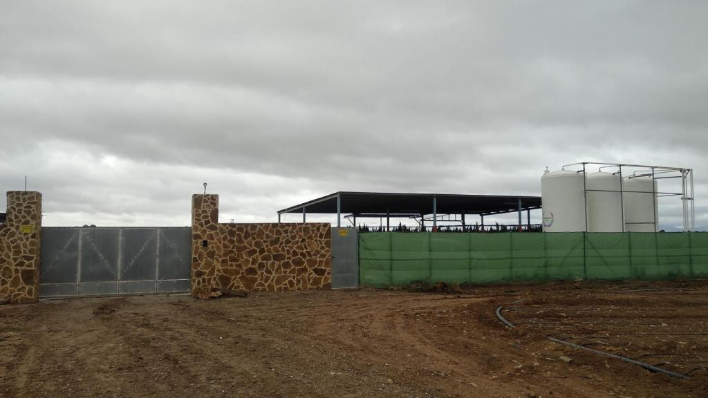 Imagen de las instalaciones de la empresa dedicada a la comercialización de abono ecológico que regenta José María en una finca agrícola situada a las afueras de Roldán.