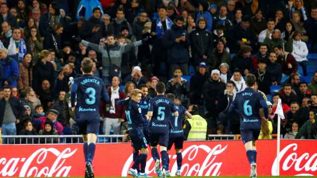 Los jugadores de la Real Sociedad celebran el gol de William Jose
