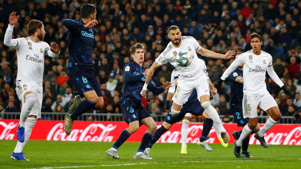 Karim Benzema remata con el pecho el balón y marca gol