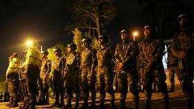 Los militares toman las calles de Bogotá durante el toque de queda.