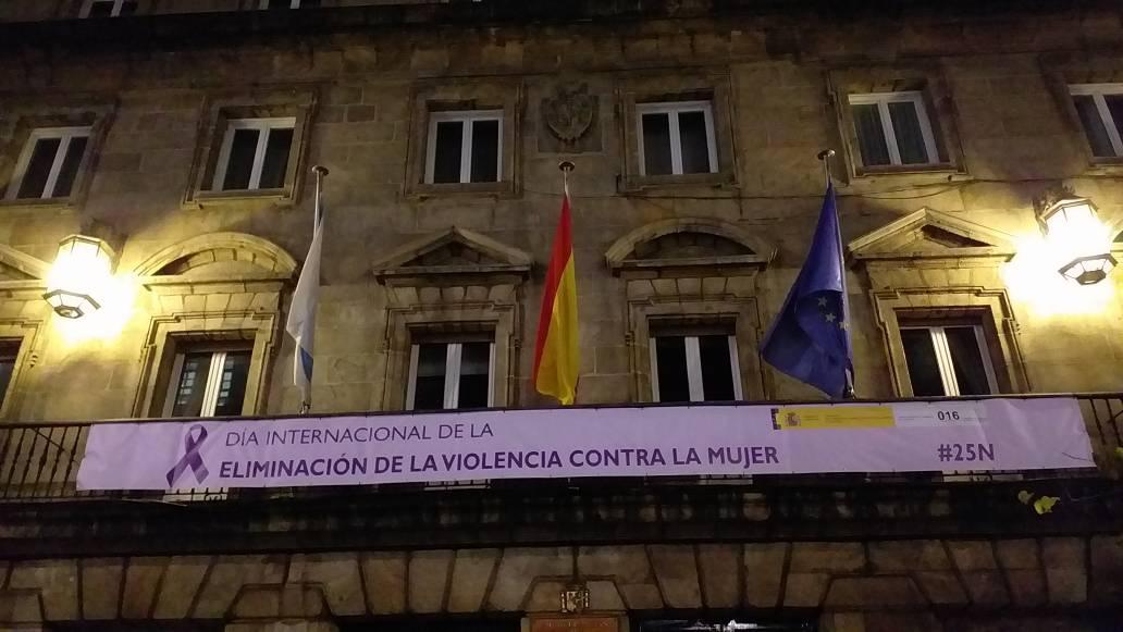 La subdelegación del Gobierno en A Coruña luce la pancarta (@Silcerino)
