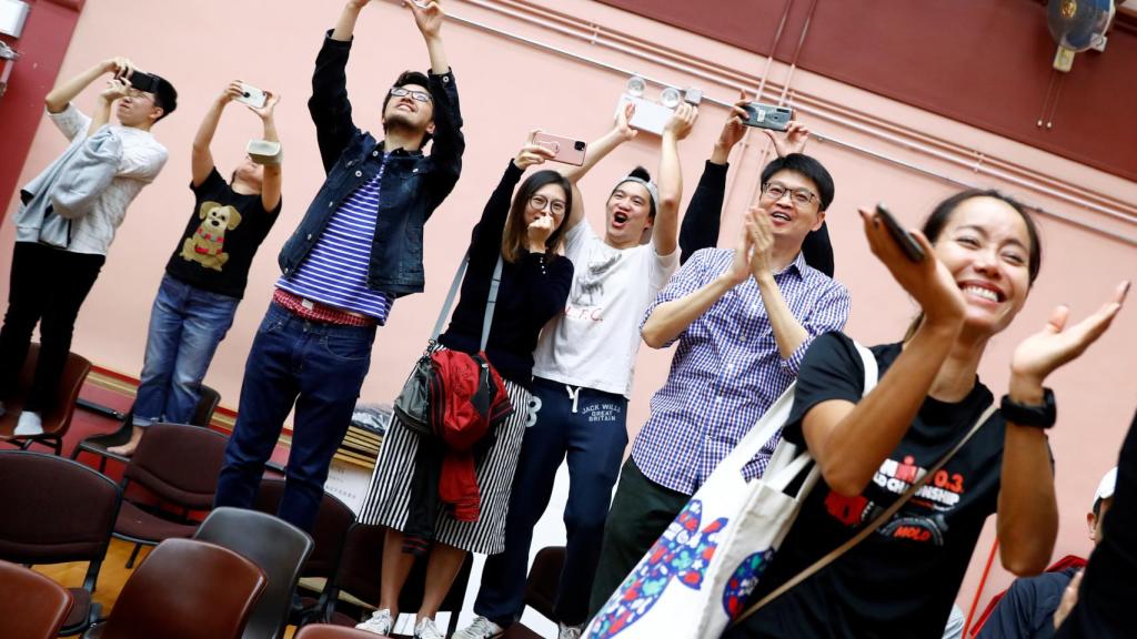 Candidatos del movimiento prodemocrático celebran los resultados electorales -al inicio del escrutinio-.