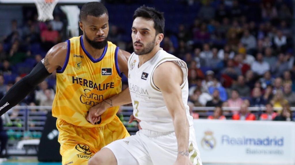 Campazzo y Omar Cook, durante el partido de Liga Endesa entre Real Madrid y Herbalife Gran Canaria