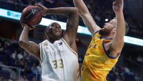 Thompkins intenta anotar en el partido de Liga Endesa entre Real Madrid y Herbalife Gran Canaria