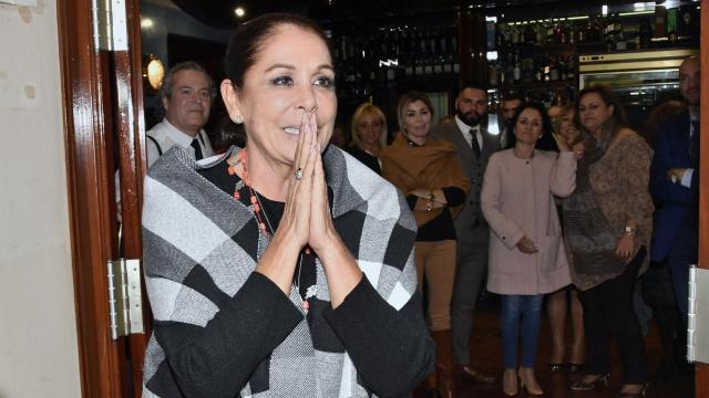 Isabel Pantoja se ha emocionado en la comida navideña con sus fans.