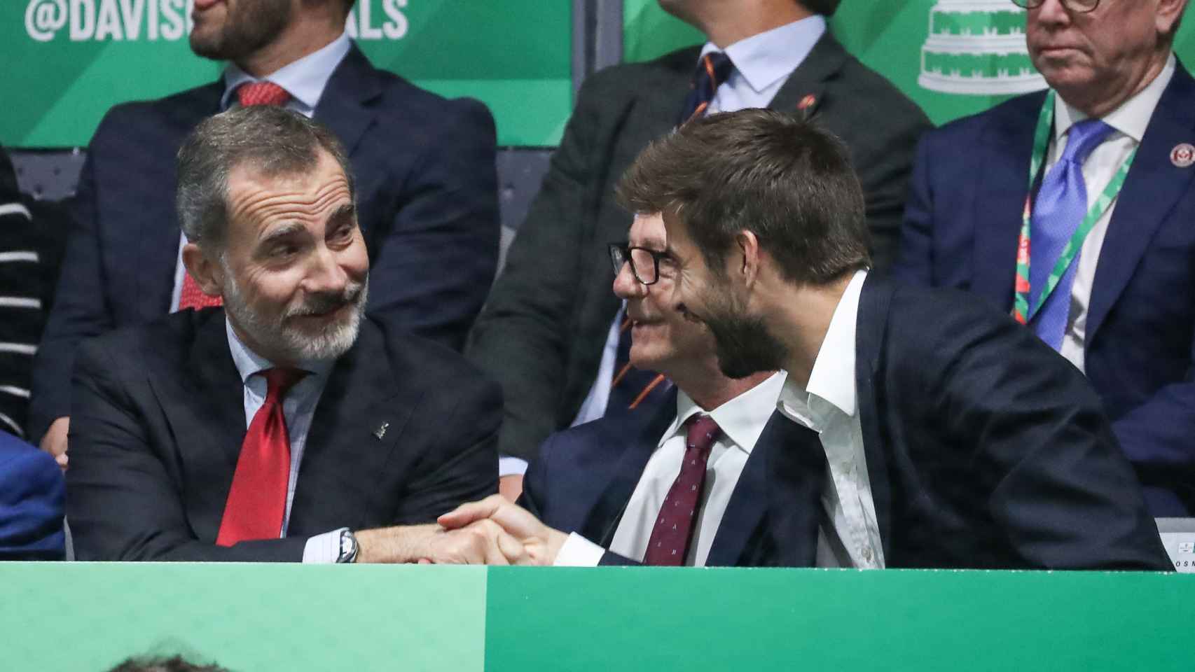 Gerard Piqué saluda a Felipe VI en el palco de la Copa Davis