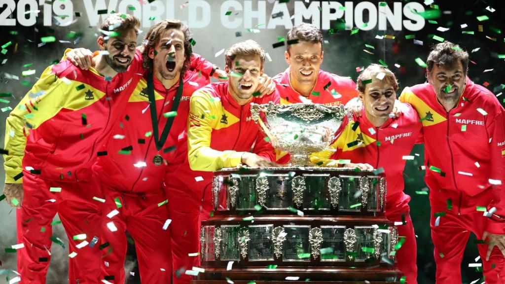 El equipo español de la Copa Davis celebra el título conseguido en Madrid.