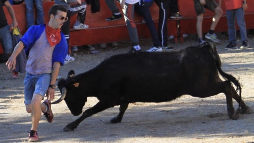 Un joven participa en la Fiesta Mayor de Santpedor