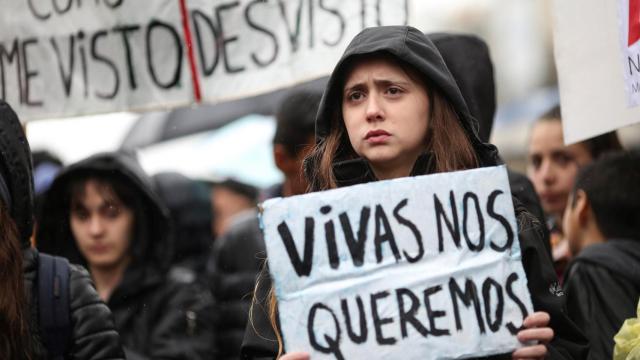 Una joven se manifiesta contra la víctima de violencia de género