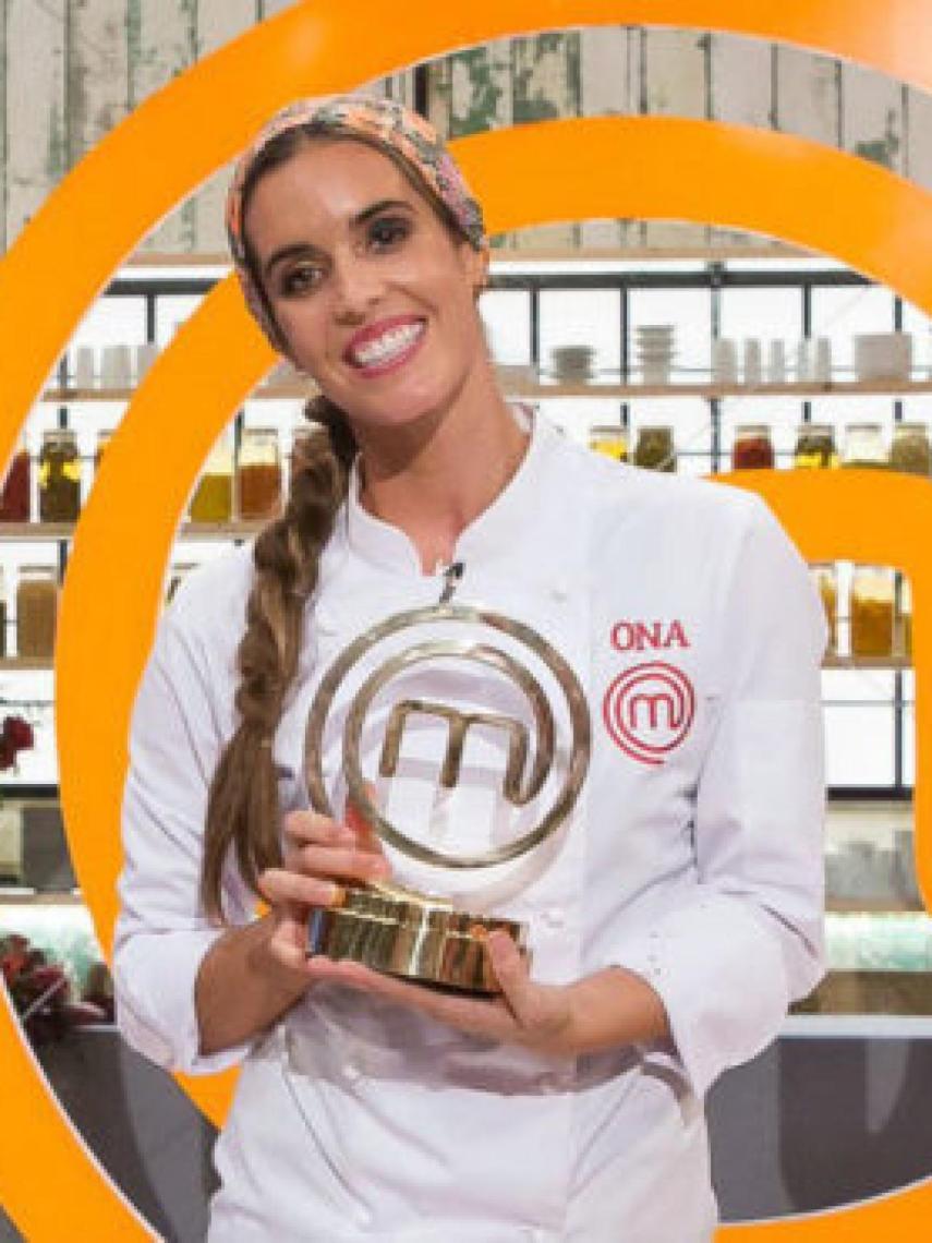 Ona Carbonell, posando feliz con su premio de 'MasterChef Celebrity' logrado el 26 de noviembre de 2018.