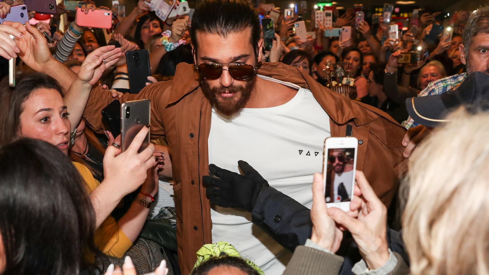 La llegada de Can Yaman al aeropuerto.