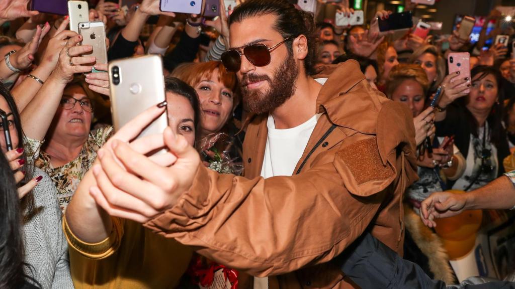 Can Yaman sacándose un 'selfie' con una fan.