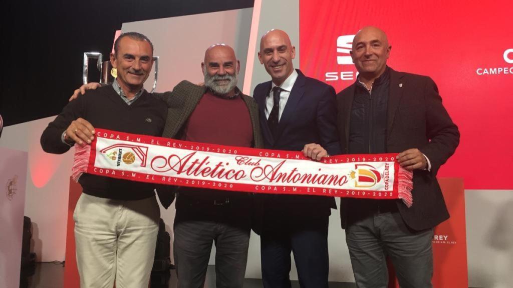 El presidente del Antoniano con Rubiales en el sorteo de Copa