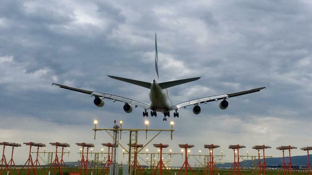 Una imagen de archivo de un avión que aterriza en el aeropuerto de Barcelona-El Prat.