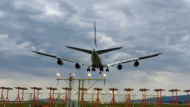 Una imagen de archivo de un avión que aterriza en el aeropuerto de Barcelona-El Prat.