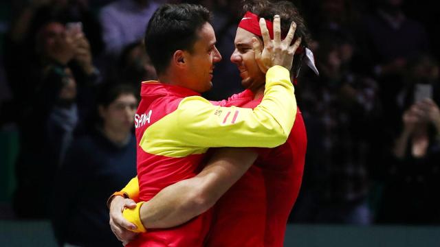 Nadal abraza a Bautista tras ganar la Ensaladera.