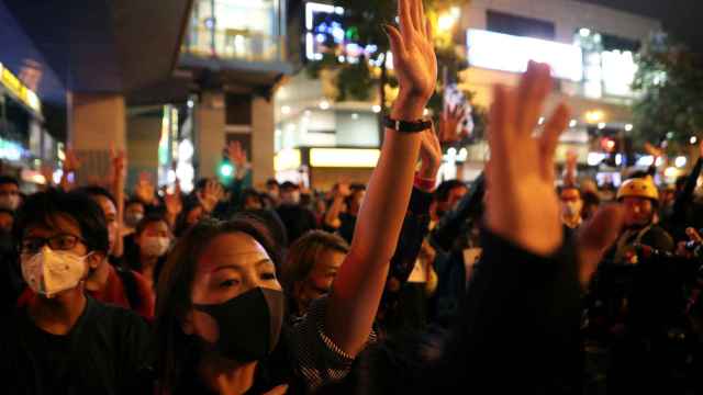 Los manifestantes prodemócratas alzan la mano en la Universidad Politécnica en Hong Kong.