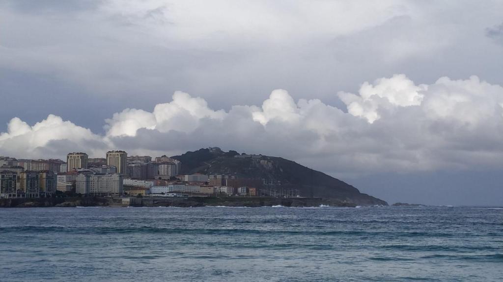 Alertas por oleaje y viento  en A Coruña y ligero ascenso de temperaturas