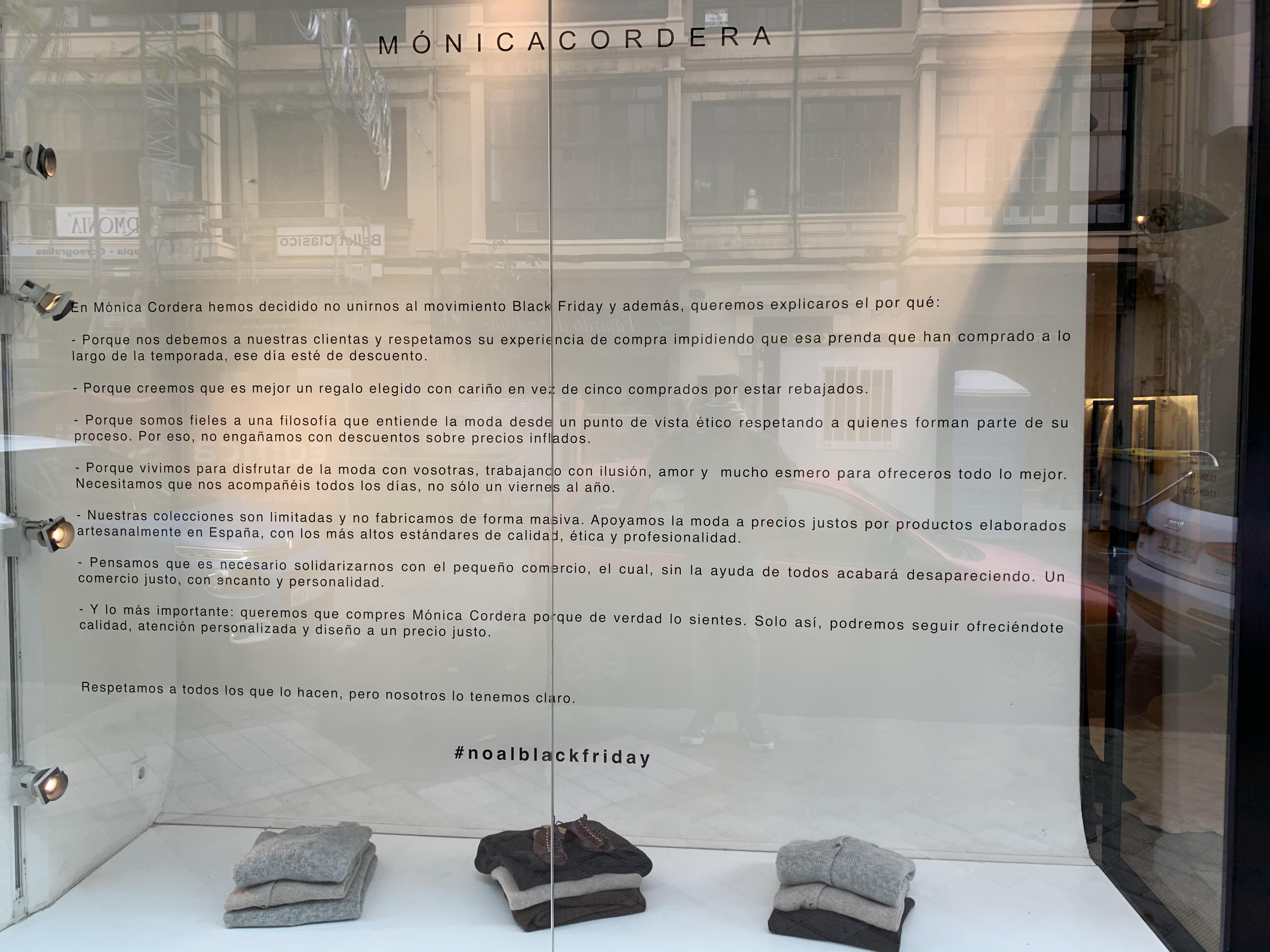 El manifiesto en el escaparate de la tienda en la Calle Teresa Herrera