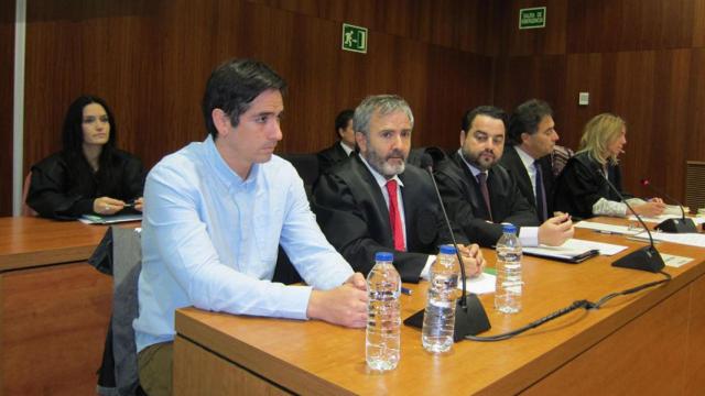 Lanza, en primer término, en la sala de la Audiencia