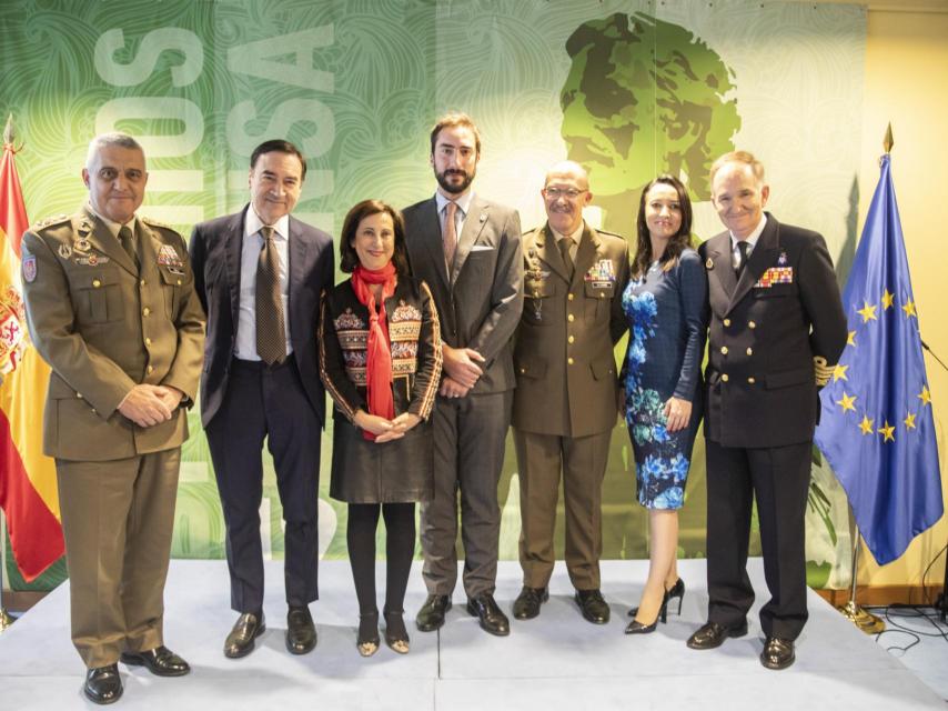 El JEME, Javier Varela Salas; Pedro J. Ramírez, la ministra Margarita Robles, Gonzalo Araluce, el JEMAD, Fernando Alejandre; Cruz Sánchez de Lara, y el almirante Juan Francisco Martínez Núñez, secretario general de política de Defensa.