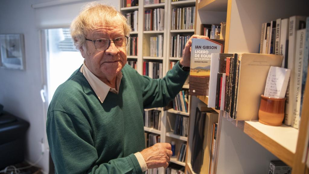 Ian Gibson en su casa de Madrid con un ejemplar de su cómic sobre Machado.