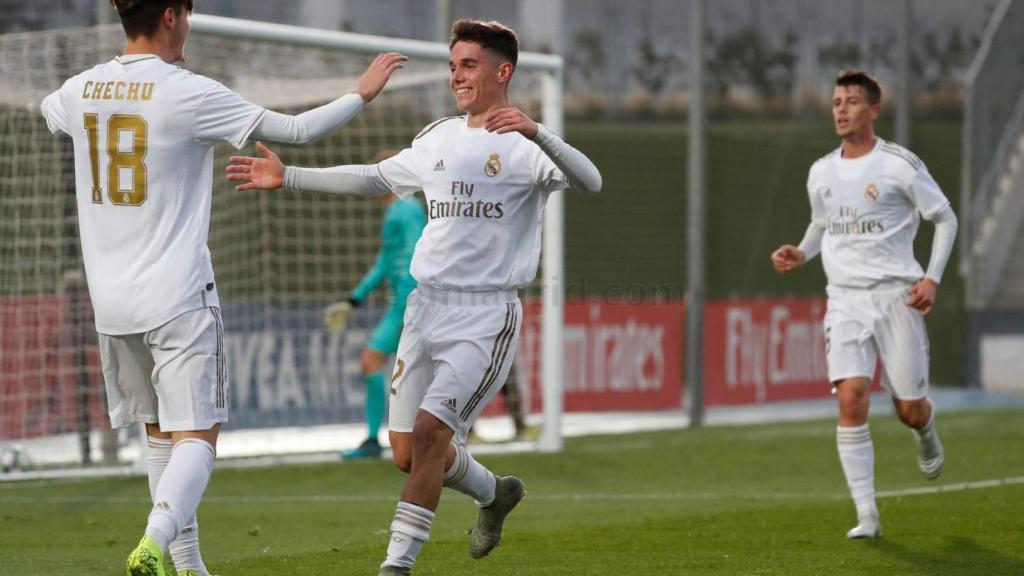 Varios jugadores blancos celebran un gol