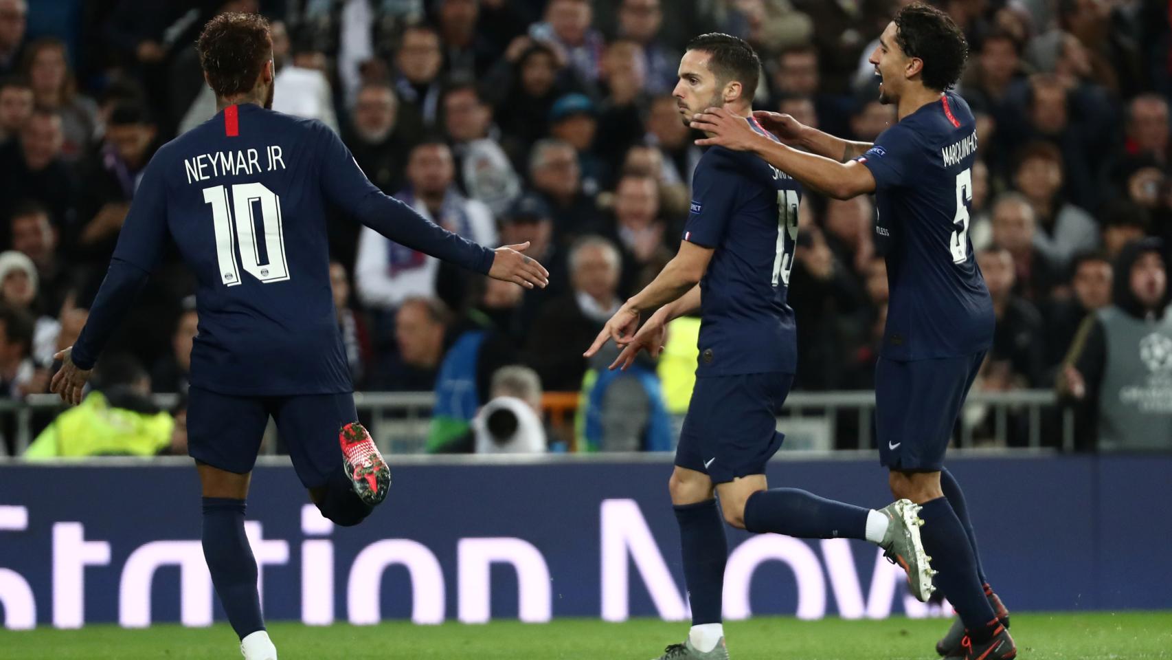 Pablo Sarabia celebra con los jugadores del PSG el gol del empate