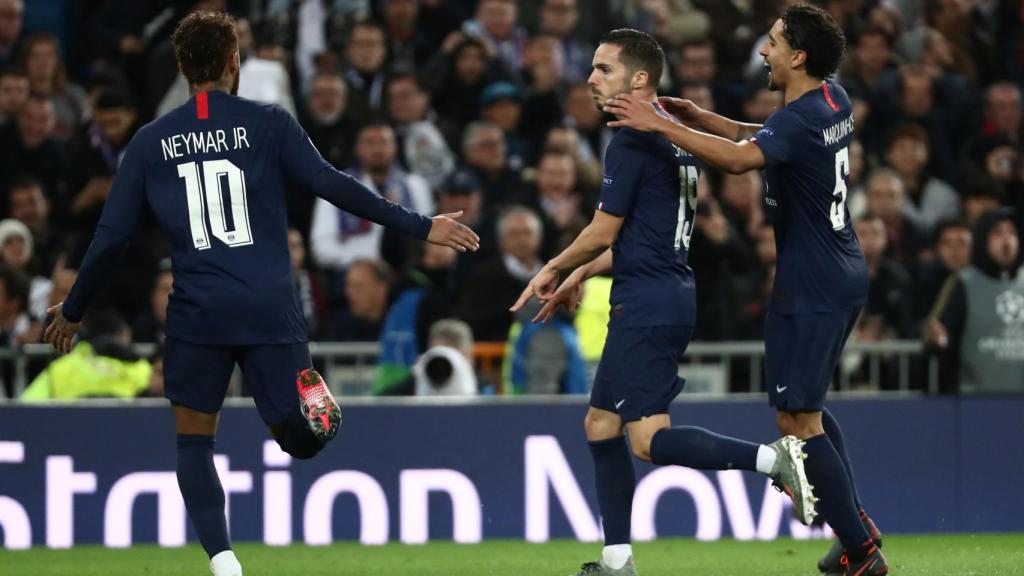 Pablo Sarabia celebra con los jugadores del PSG