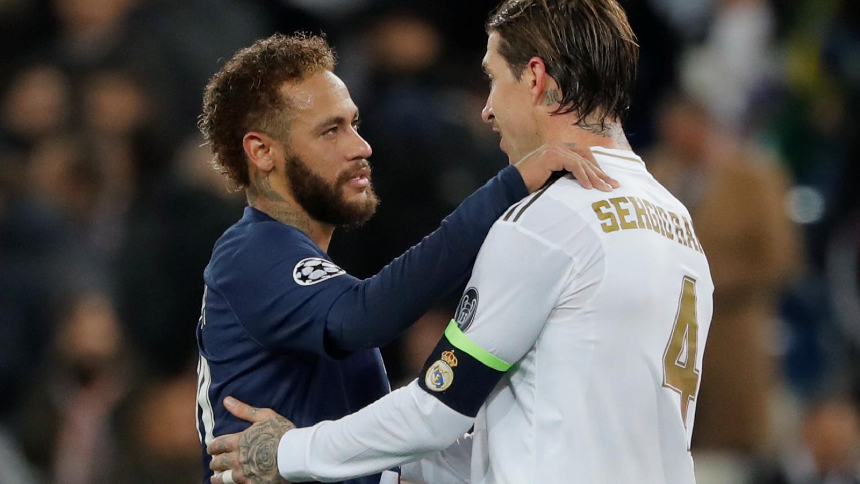 Neymar saluda a Sergio Ramos tras el final del partido