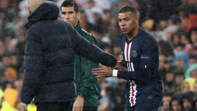 Zinedine Zidane saluda a Kylian Mbappe